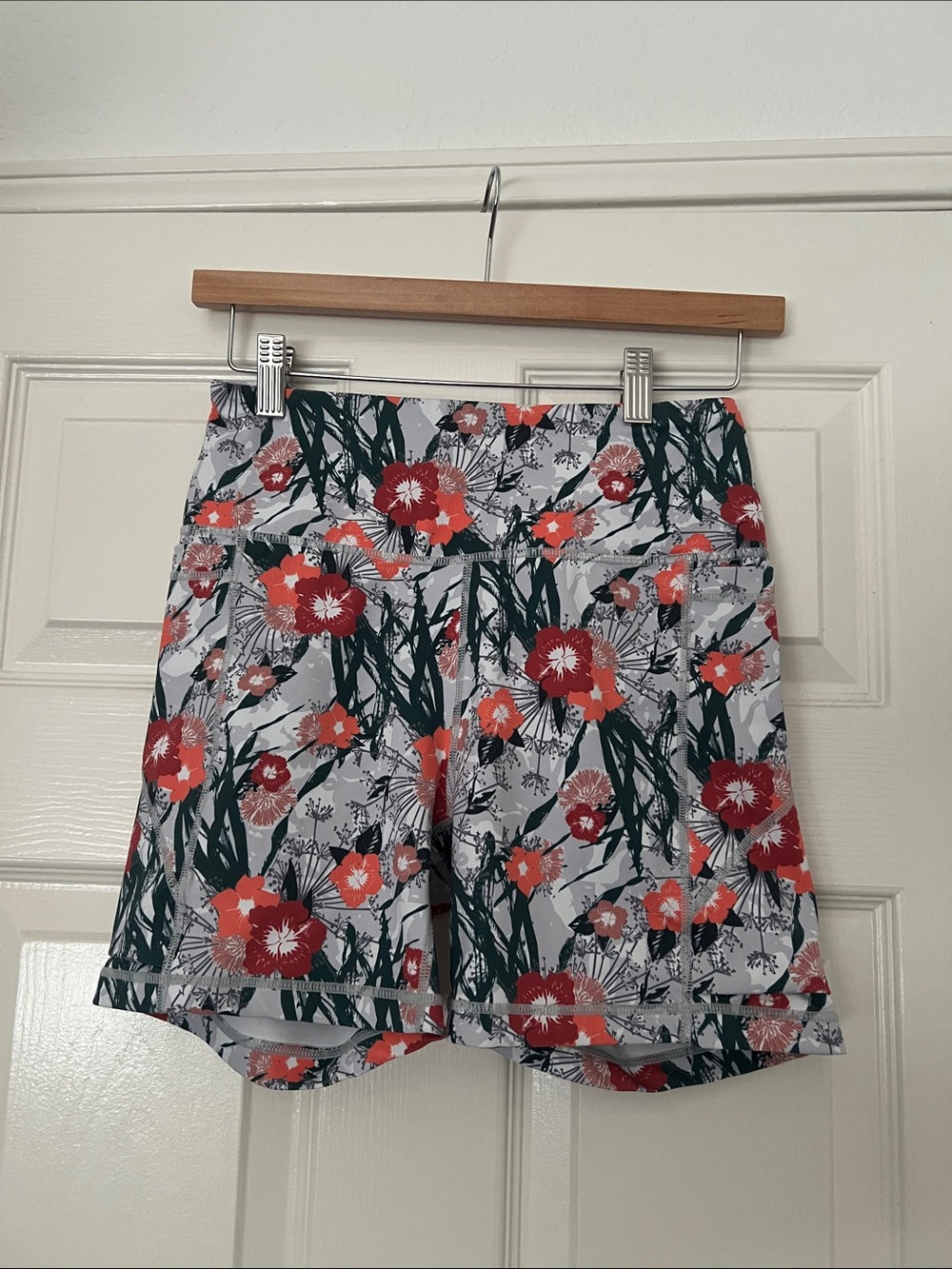 Senita Athletics Floral High-Waist Shorts - Small
